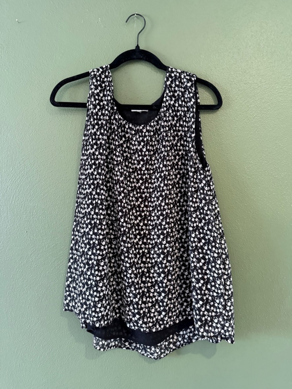 Pleione Black and White Floral Sleeveless Camisole